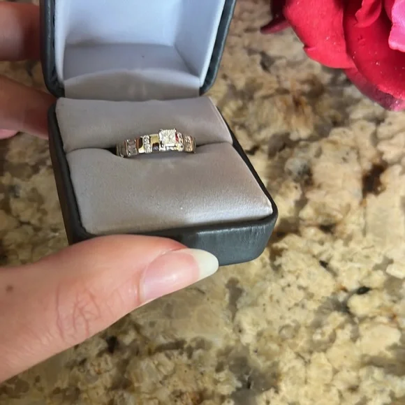 Princess cut. Diamond. Engagement Ring - Picture 7 of 16